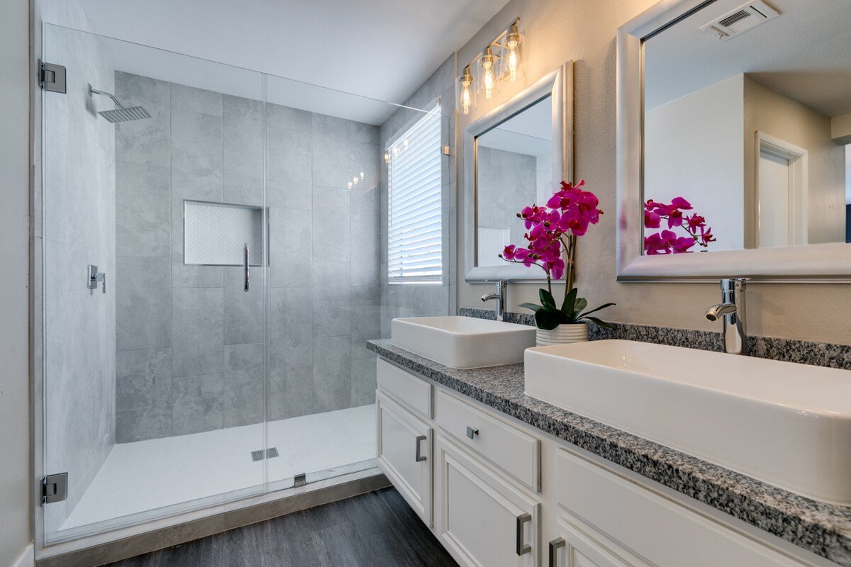 Modern 5-Bed Home with Pool, BBQ, Near Vegas Strip gallery image 5