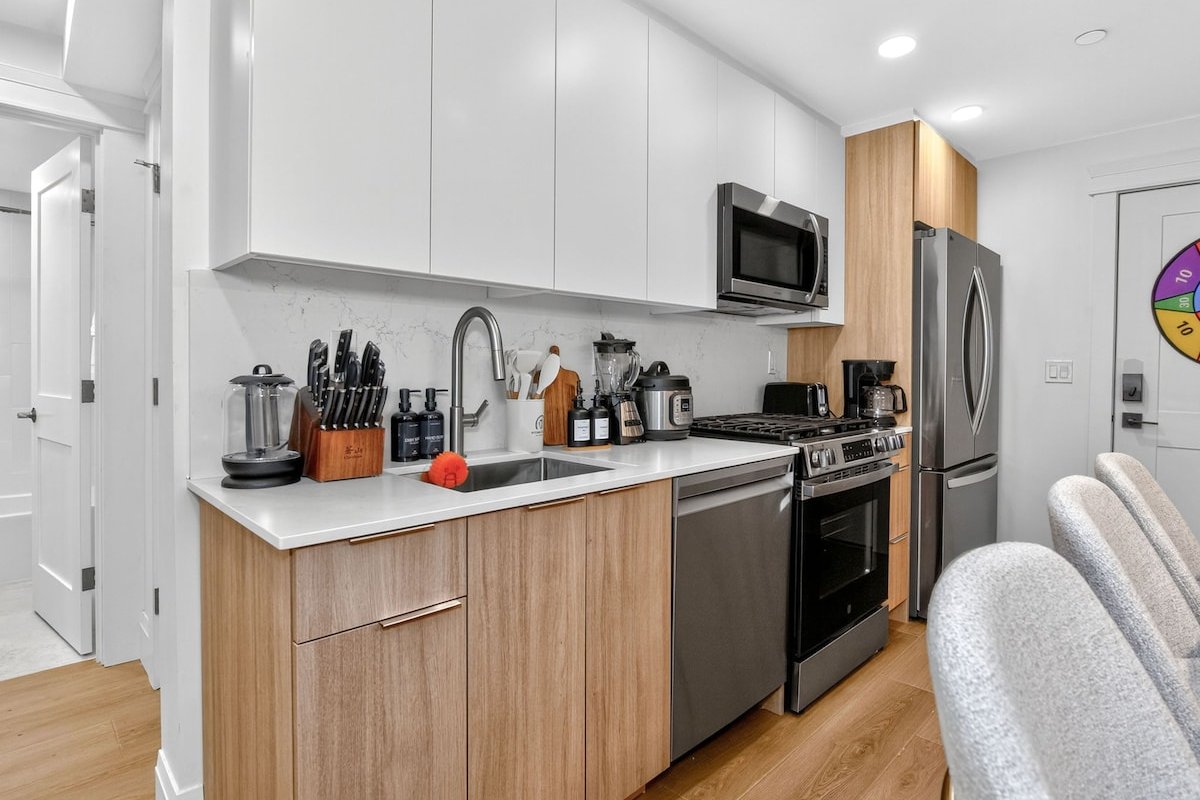 Harvard MIT Lux | Game Room + Parking + Subway gallery image 3