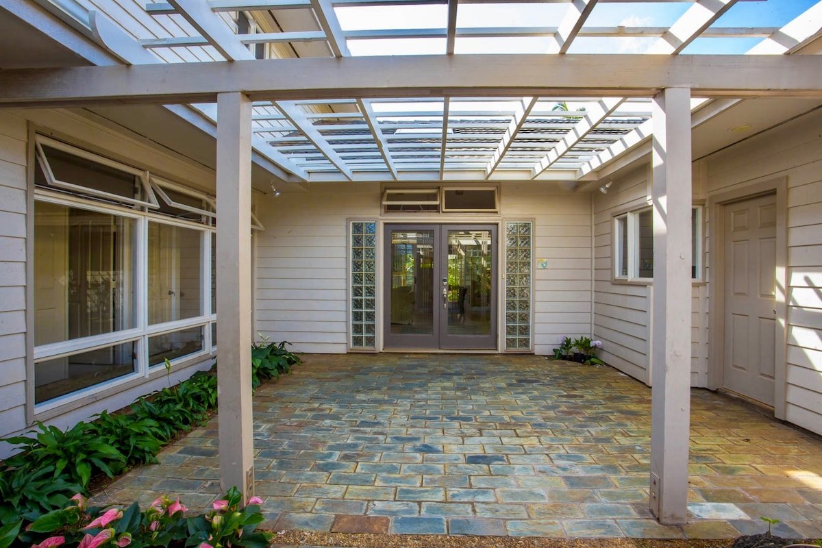 Large spacious home with A/C! Walk to Beach/Pool gallery image 4