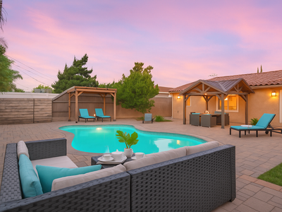 132 Stunning Spacious Entire home pool/spa/EV Plug