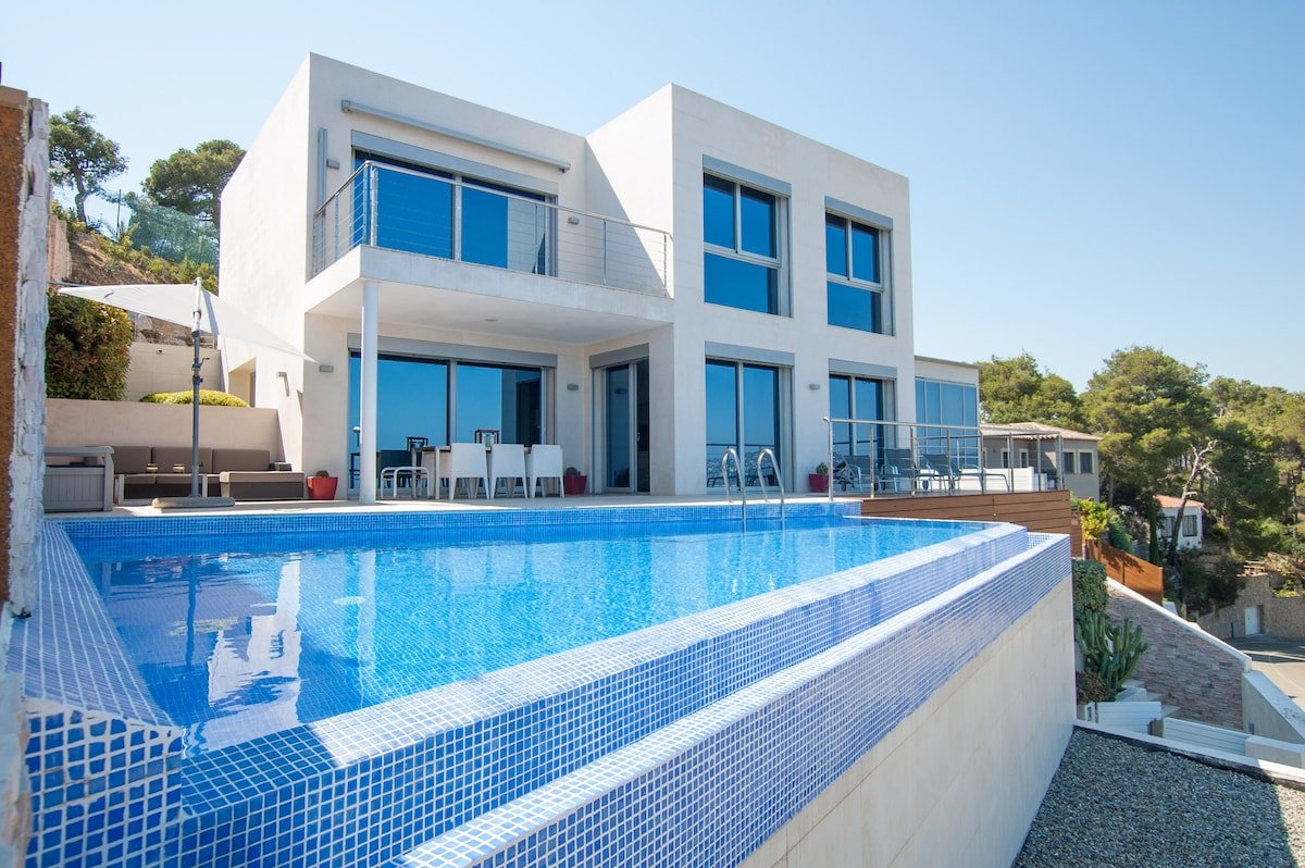 ★ CoastalVillas – Villa Blanca ★ infinity pool gallery image 3