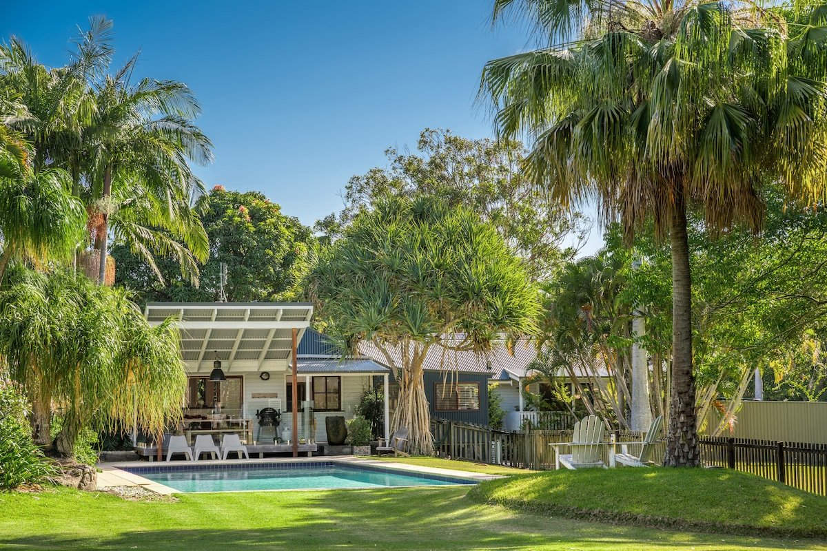 me and john. 5 bedrooms with pool and spa gallery image 4