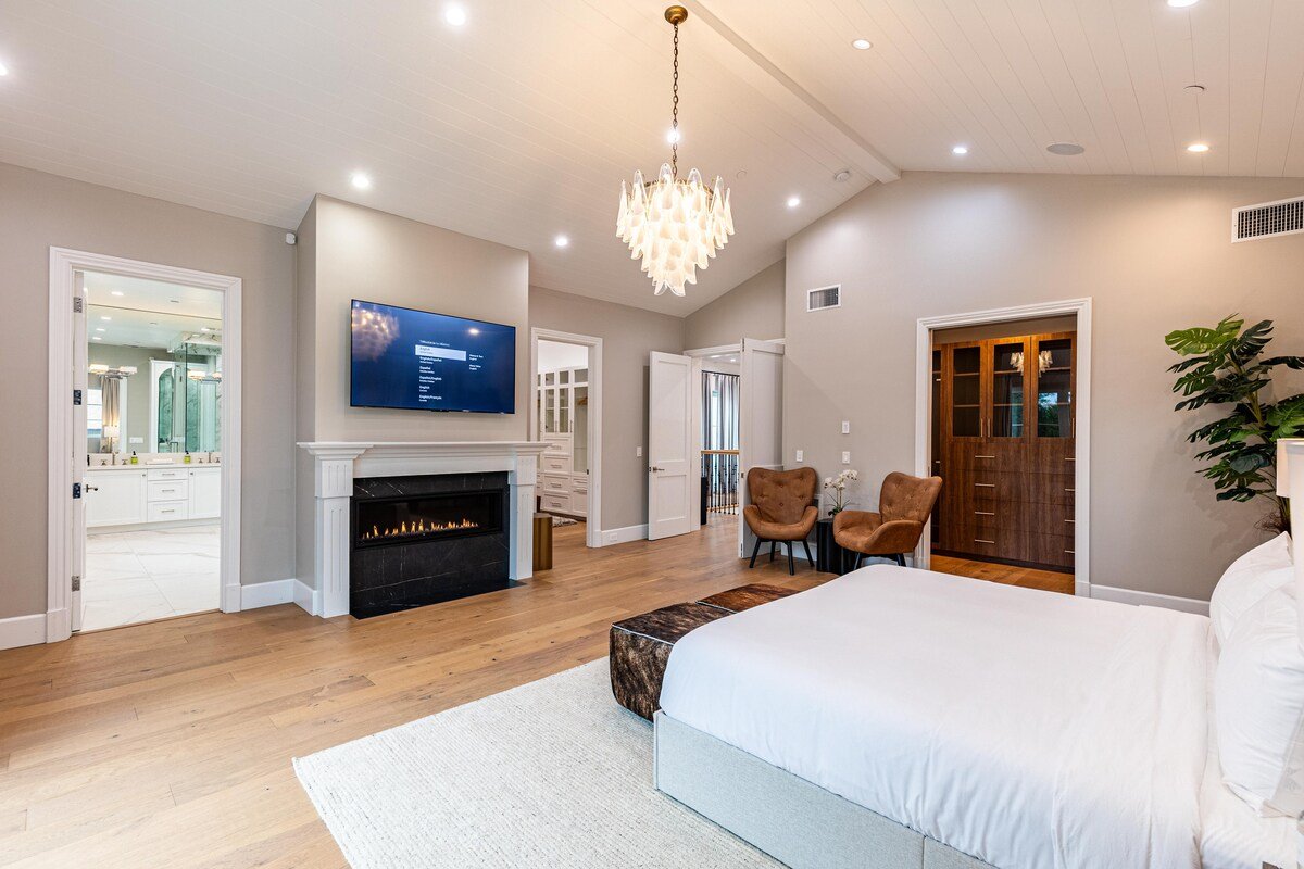 Luxe Tarzana Farmhouse w/ Relaxing Poolside Oasis gallery image 5