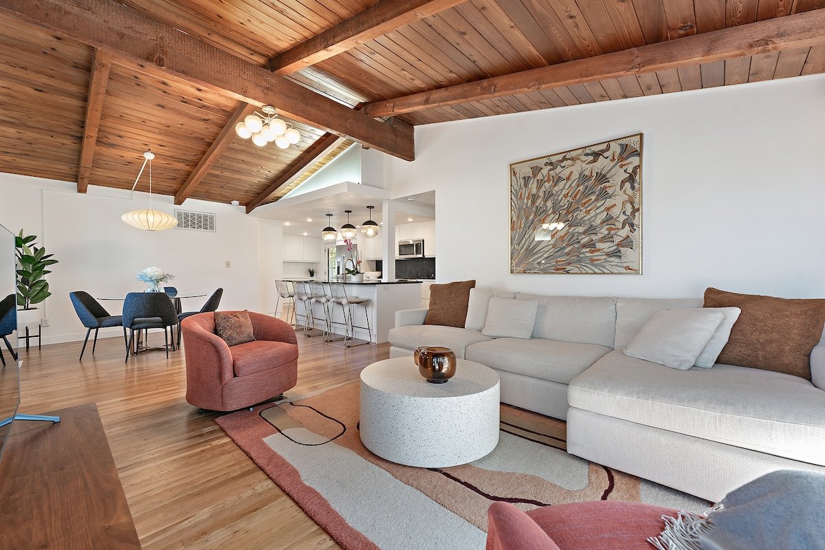 Mid-Century Modern Gem in PDX/LO gallery image 2