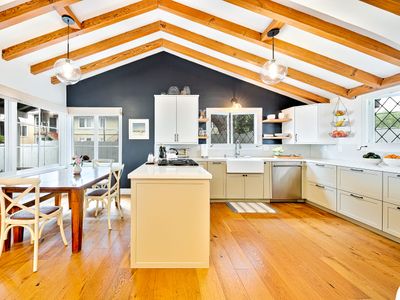 Gorgeous 4-bd Haven, steps from Windansea Beach