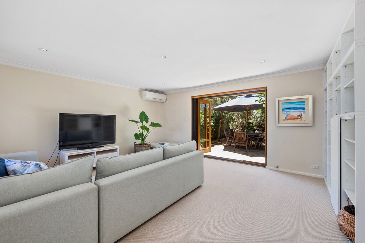 Beachside Bliss – walk to beach! gallery image 5