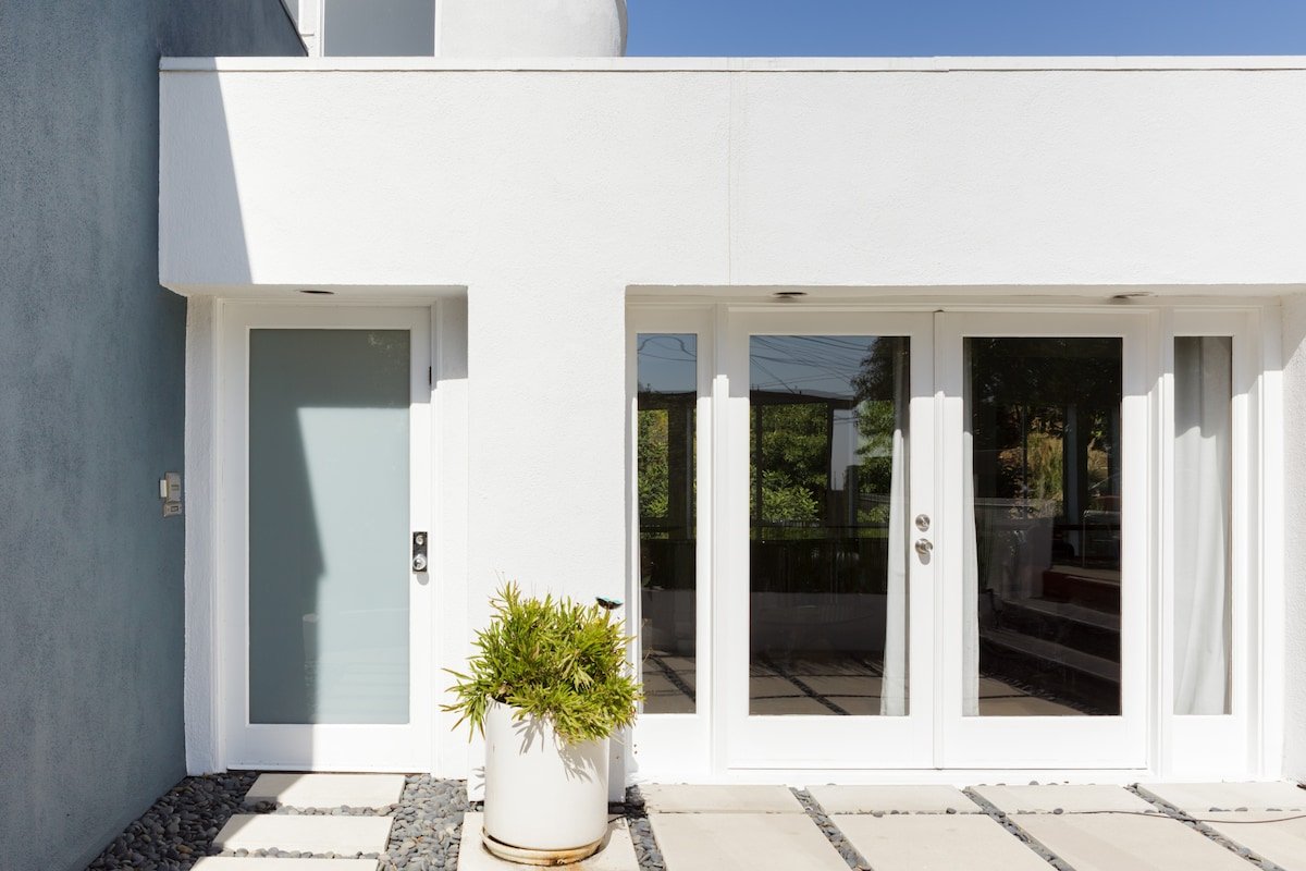 Serenity in an Architectural Masterpiece with Walls of Glass gallery image 4