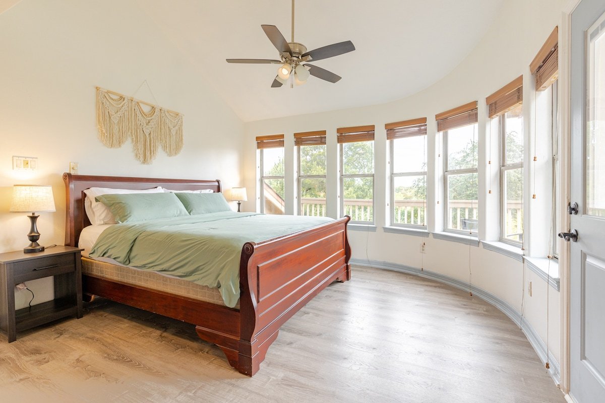 5 star location w/hot tub shuffleboard & PacMania! gallery image 3