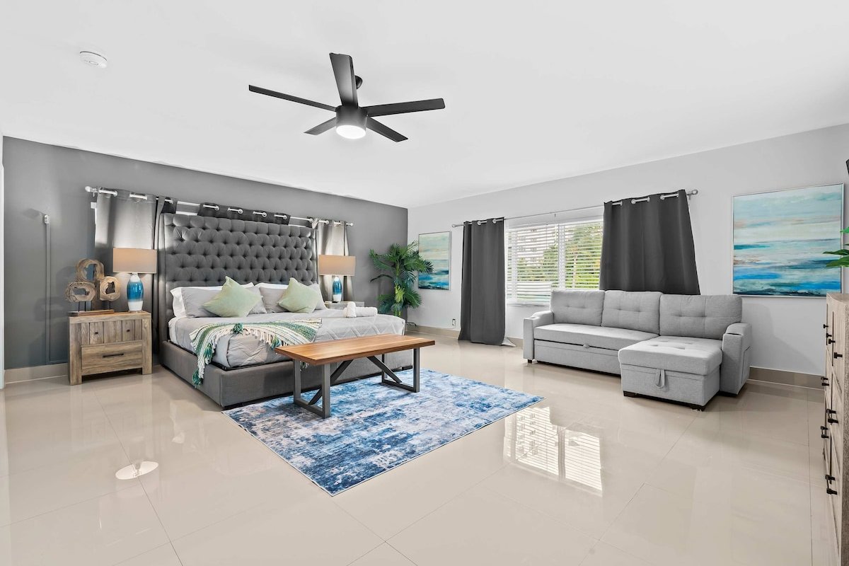 6 BR Villa Steps to Ocean, Pool, Sauna & Jacuzzi gallery image 4