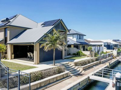 Canalfront Paradise: Luxury Getaway in Dudley Park