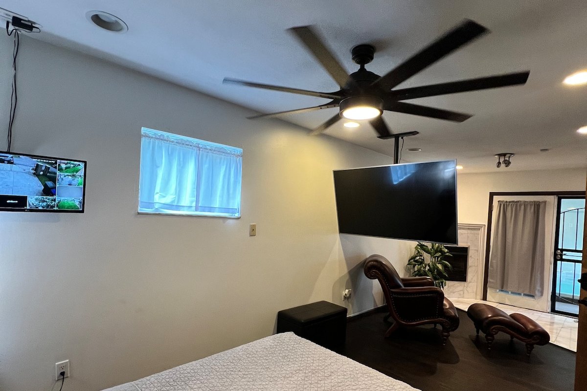 Luxury 3BR Home with Spa Pool, Gym & full backyard gallery image 5