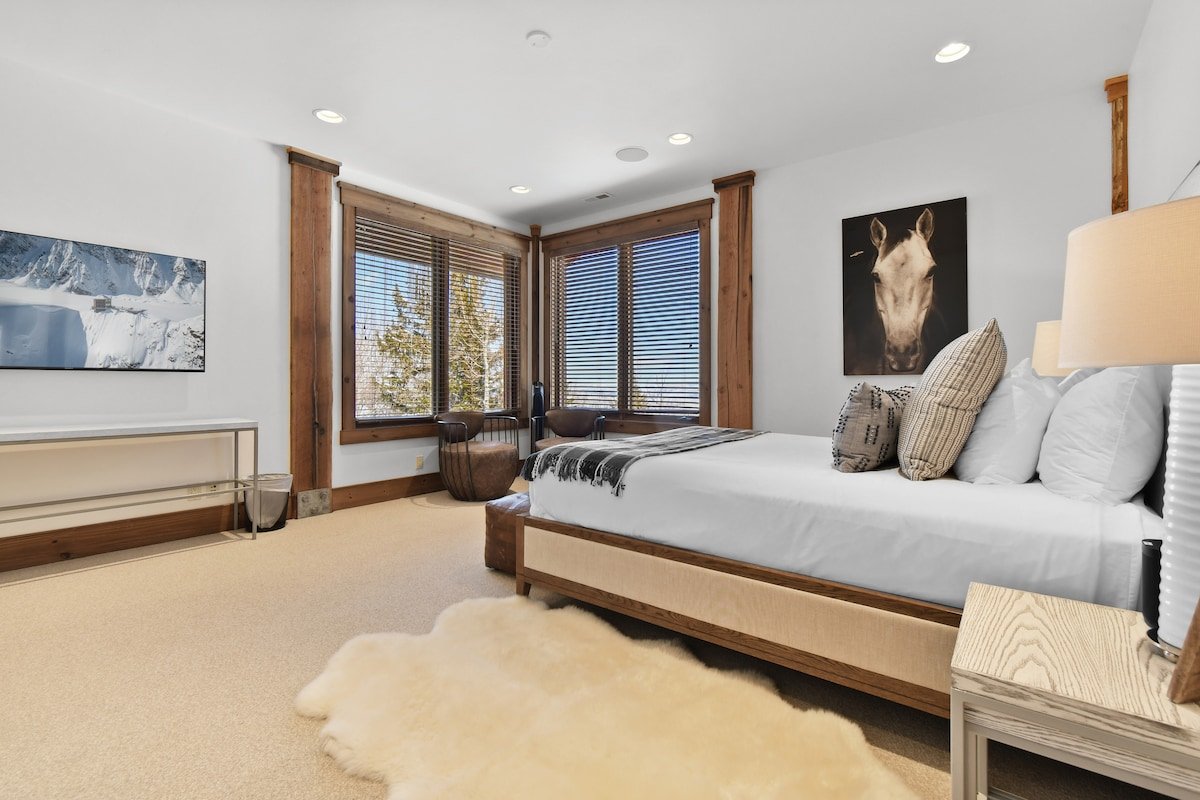 Ski in/out Mountain Estate, Hot Tub, Theater gallery image 4