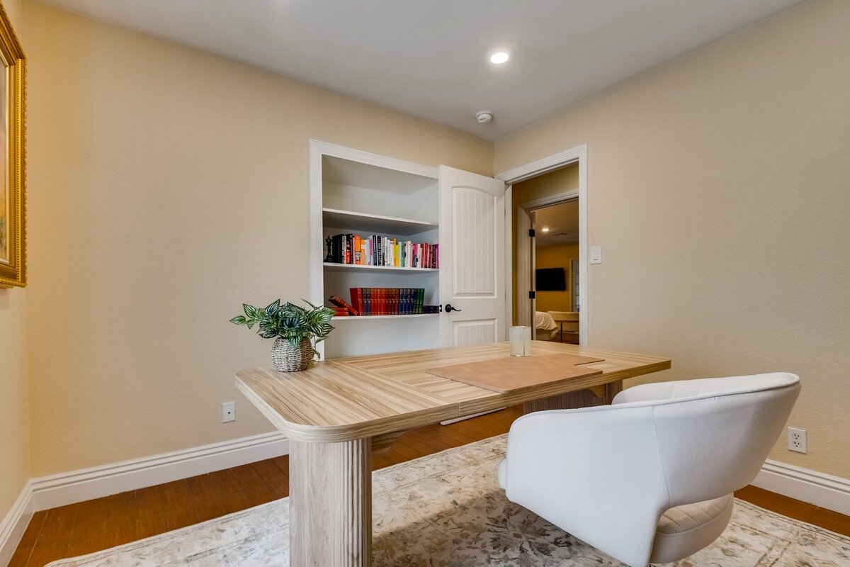 Newly updated! Huge house, pool & spa, licensed! gallery image 5