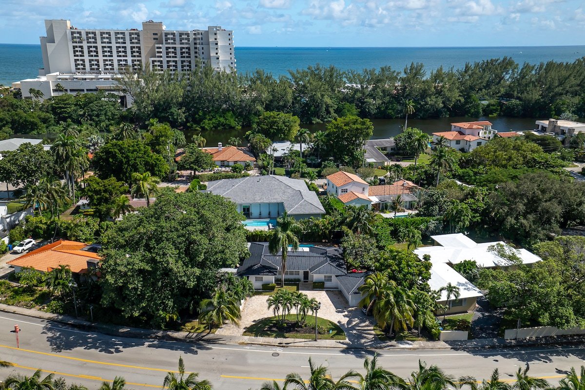 Walk to the Beach – 5 bedrooms – Heated Pool gallery image 2