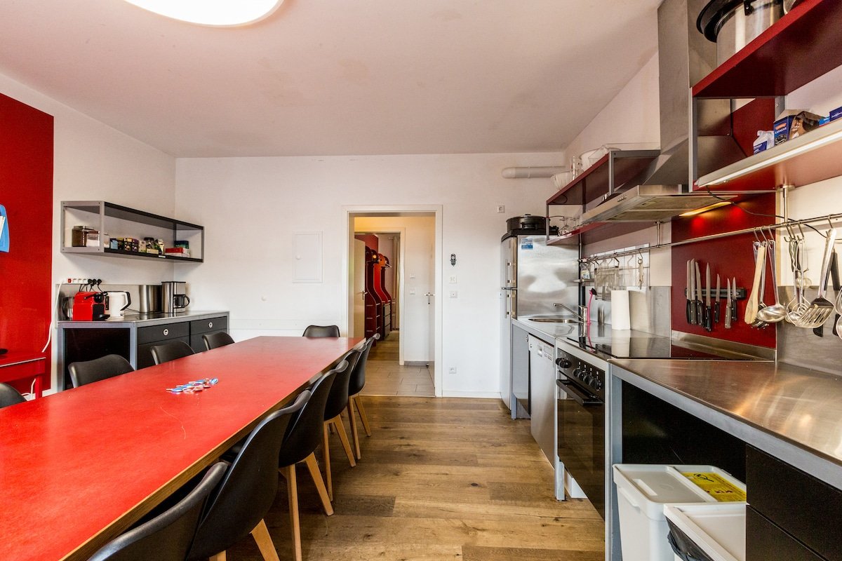 2 [RO] 8 rooms 5 bath, max 18 guests, @old airport gallery image 3