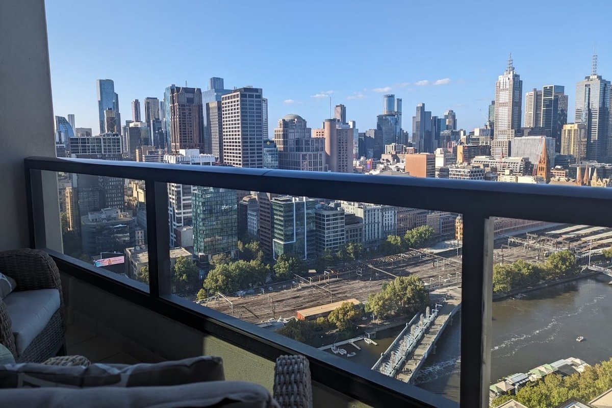 Luxury City Views on 32nd floor with 2 car parks gallery image 2