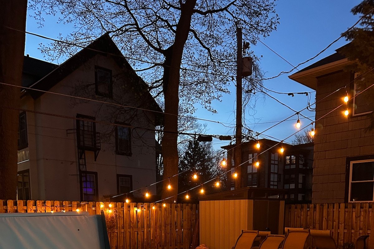 Spacious Park Ave Retreat w/ Hot Tub gallery image 3