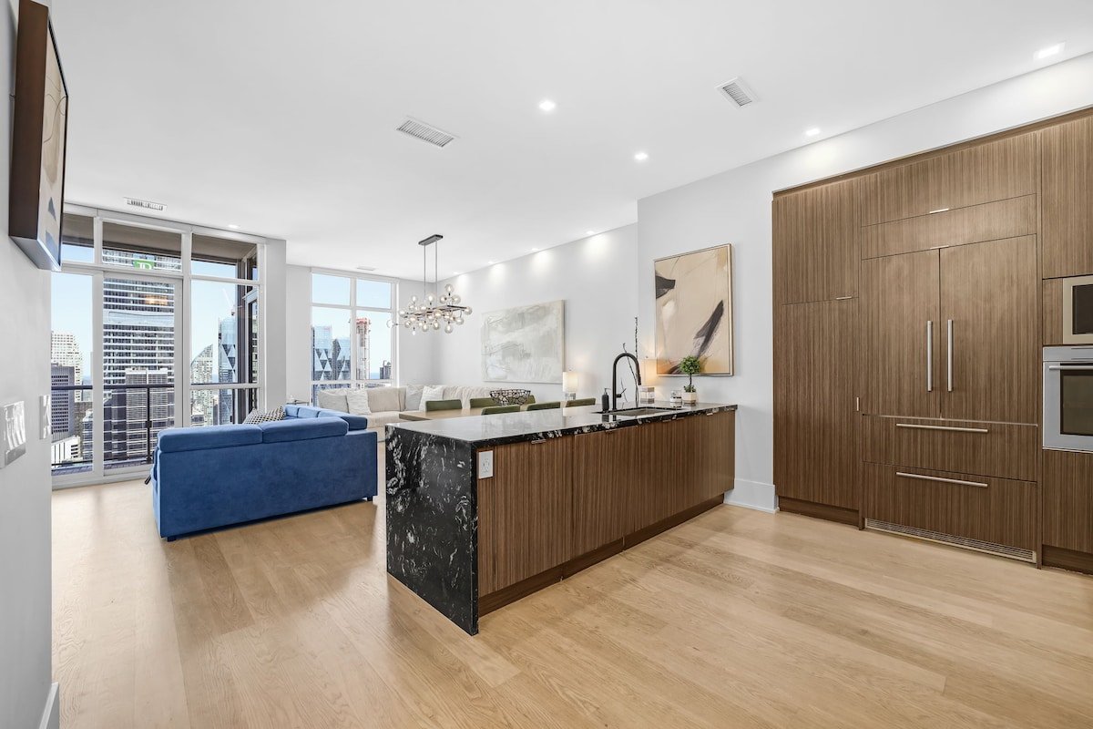 CN Tower View 4BD Penthouse+Rogers Centre+Parking gallery image 3