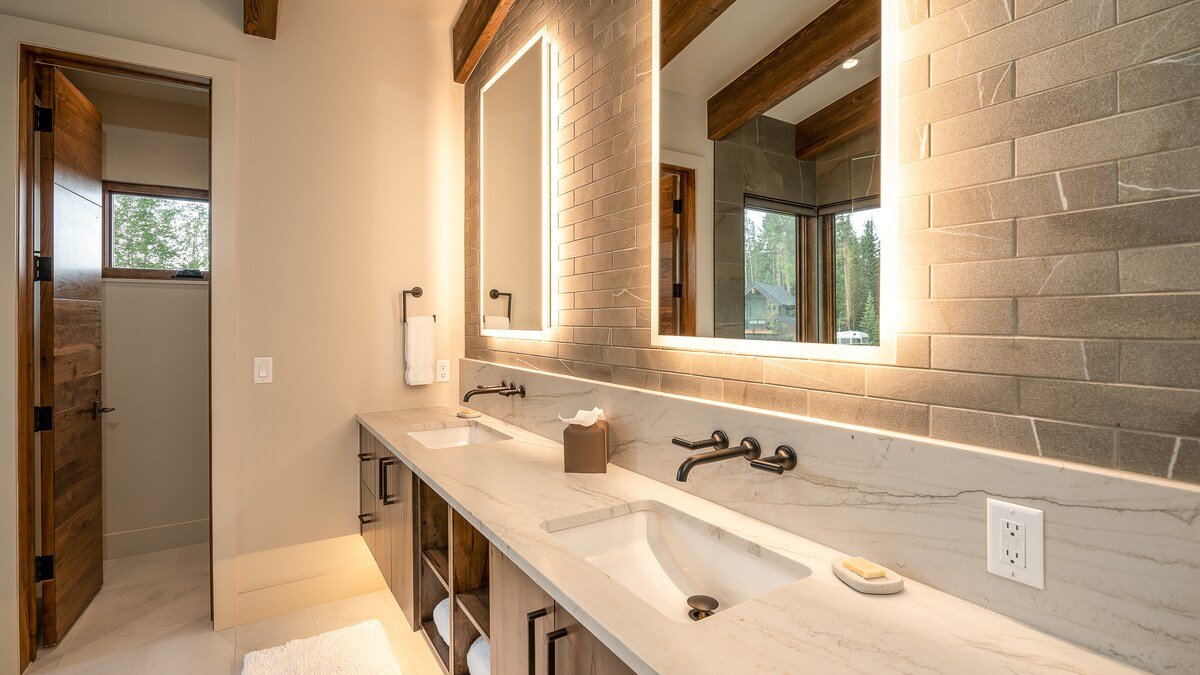 Hot Tubs + Ski-in/Ski-out – The Bear’s Den gallery image 4