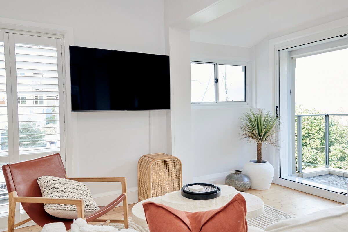 Beachfront 2-storey Penthouse Clovelly “VellyLove” gallery image 4