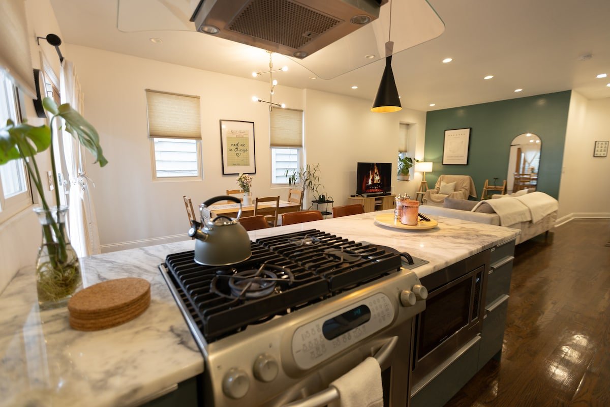 Modern Comfort + Garage, Steps from Blue Line. gallery image 4