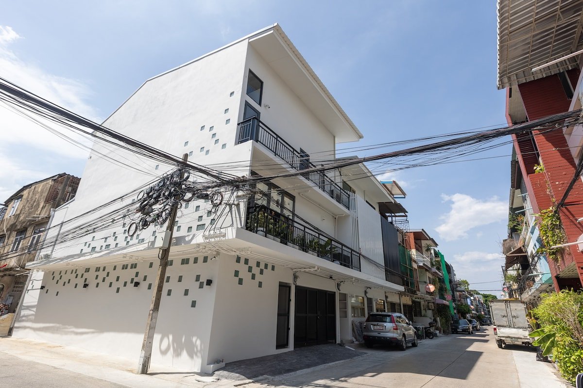 Exclusive Indoor Pool Villa, 300m from sky train gallery image 3