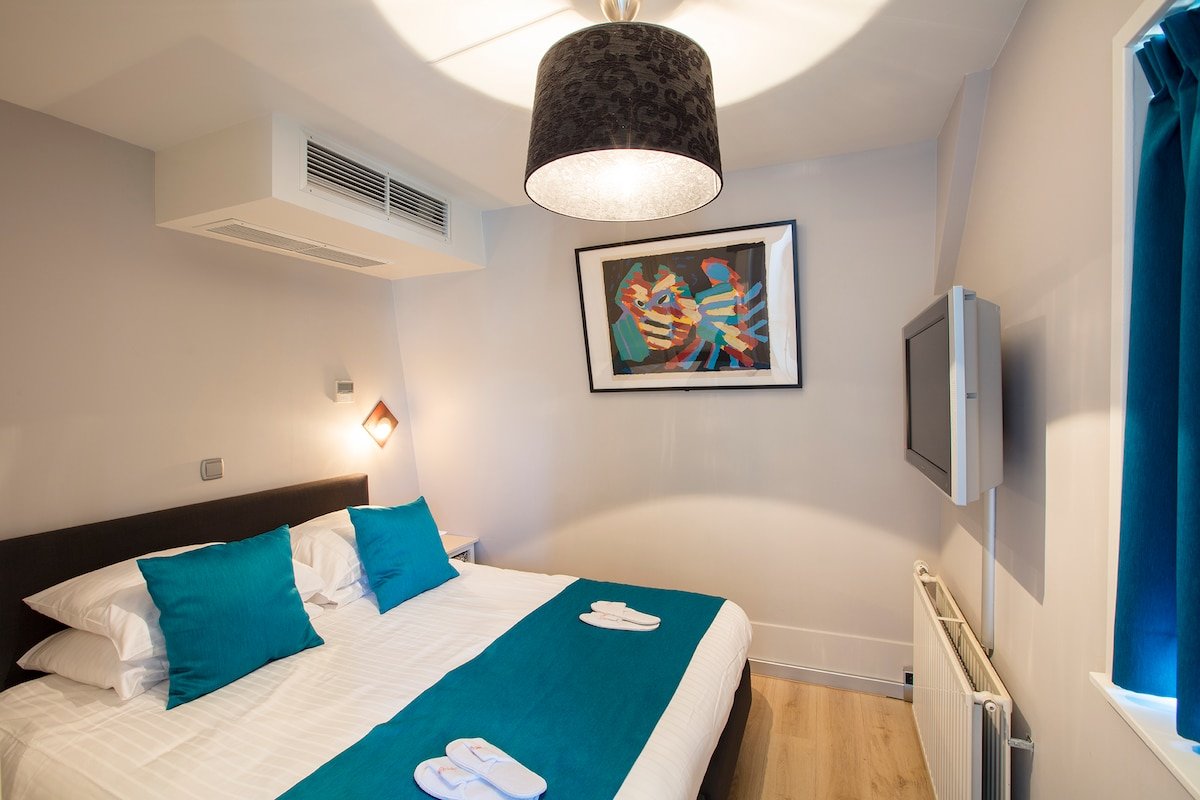 Karel Appel apartment with canal view + terrace gallery image 4