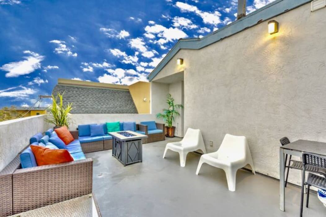 Oceanview Retreat w/ MultiLevel Deck Steps to Sand gallery image 5