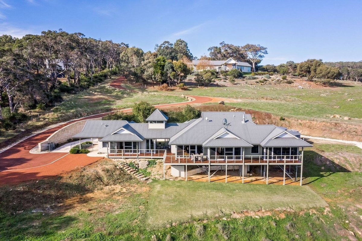 Valley Views—Elevated Hilltop Escape near Beaches gallery image 2