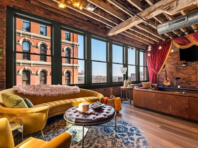 Historic loft near Ryman w/ river view