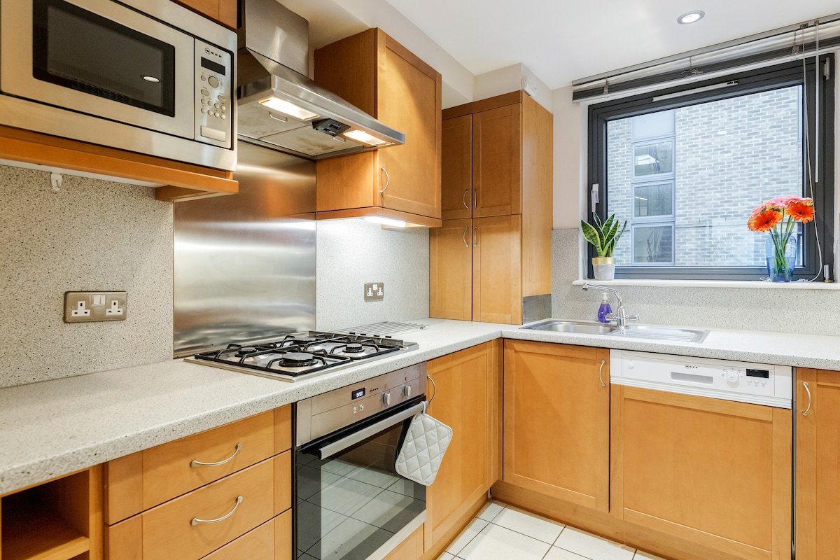 Stylish & Modern Oxford Street Balcony Flat gallery image 4