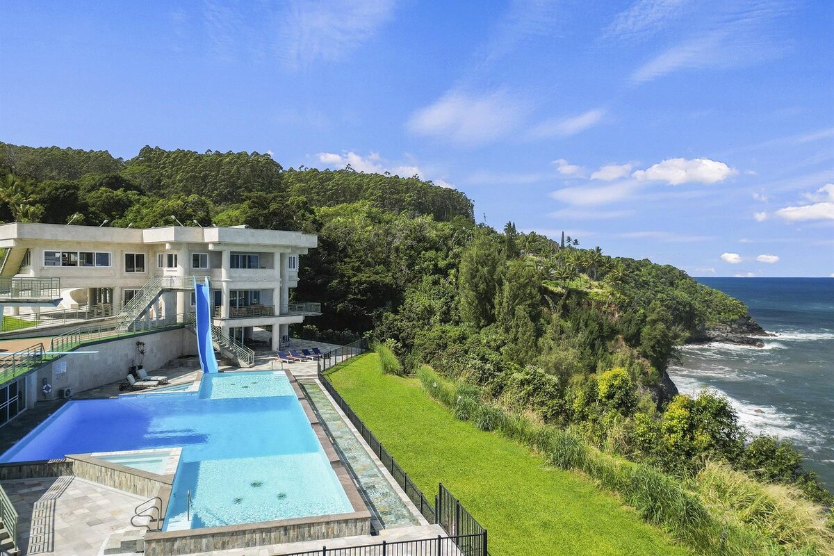 Waterfalling Estate: Oceanfront Luxury w/ Pool gallery image 5