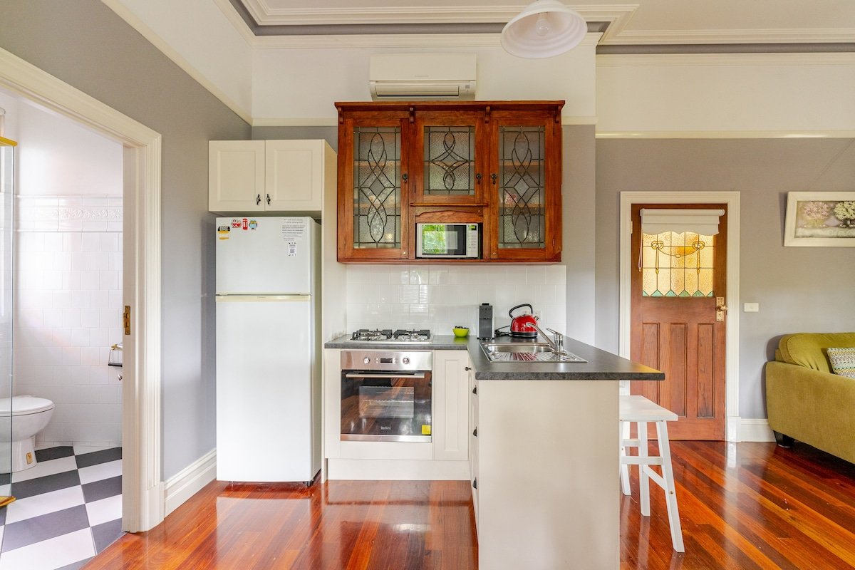 3 Bedroom “olde world” in Lilydale gallery image 5