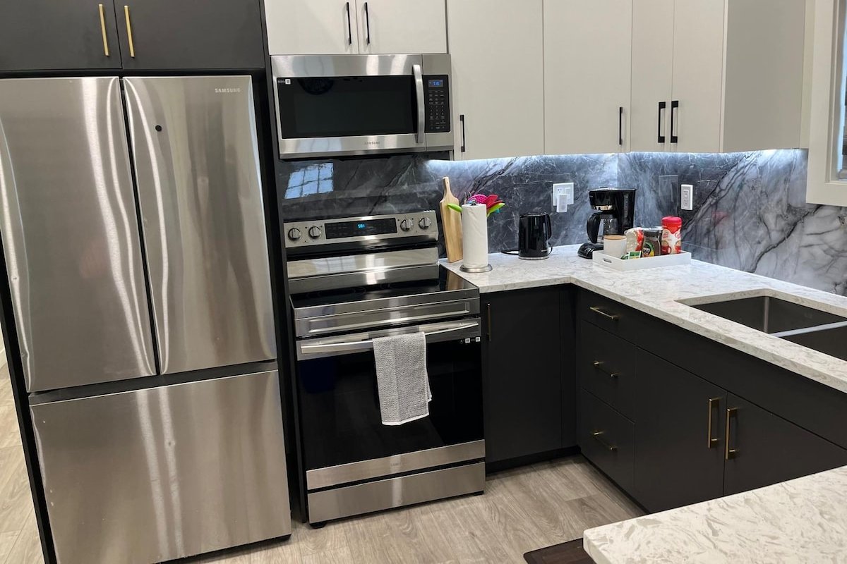 Upper Suite Haven- Near Airport gallery image 4