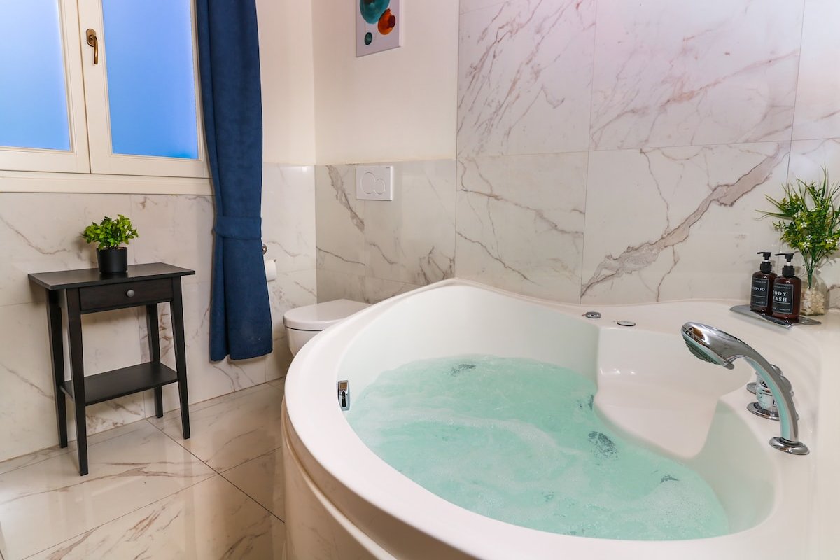 Florence Center Duomo King-size beds Jacuzzi gallery image 5