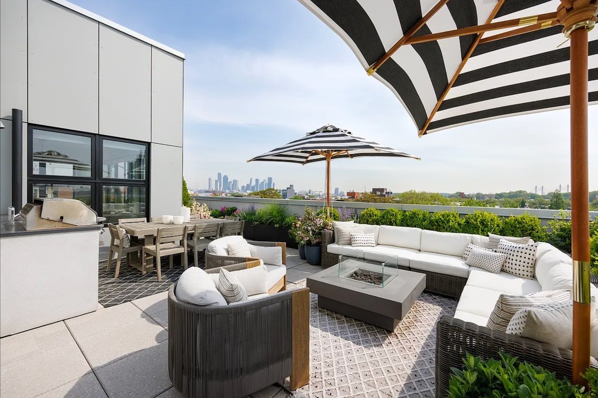 Penthouse w/ Manhattan Skyline views&huge terrace gallery image 2