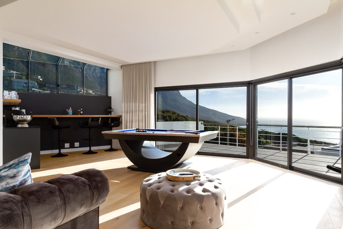 Stunning Villa With Ocean & Mountain Views gallery image 5