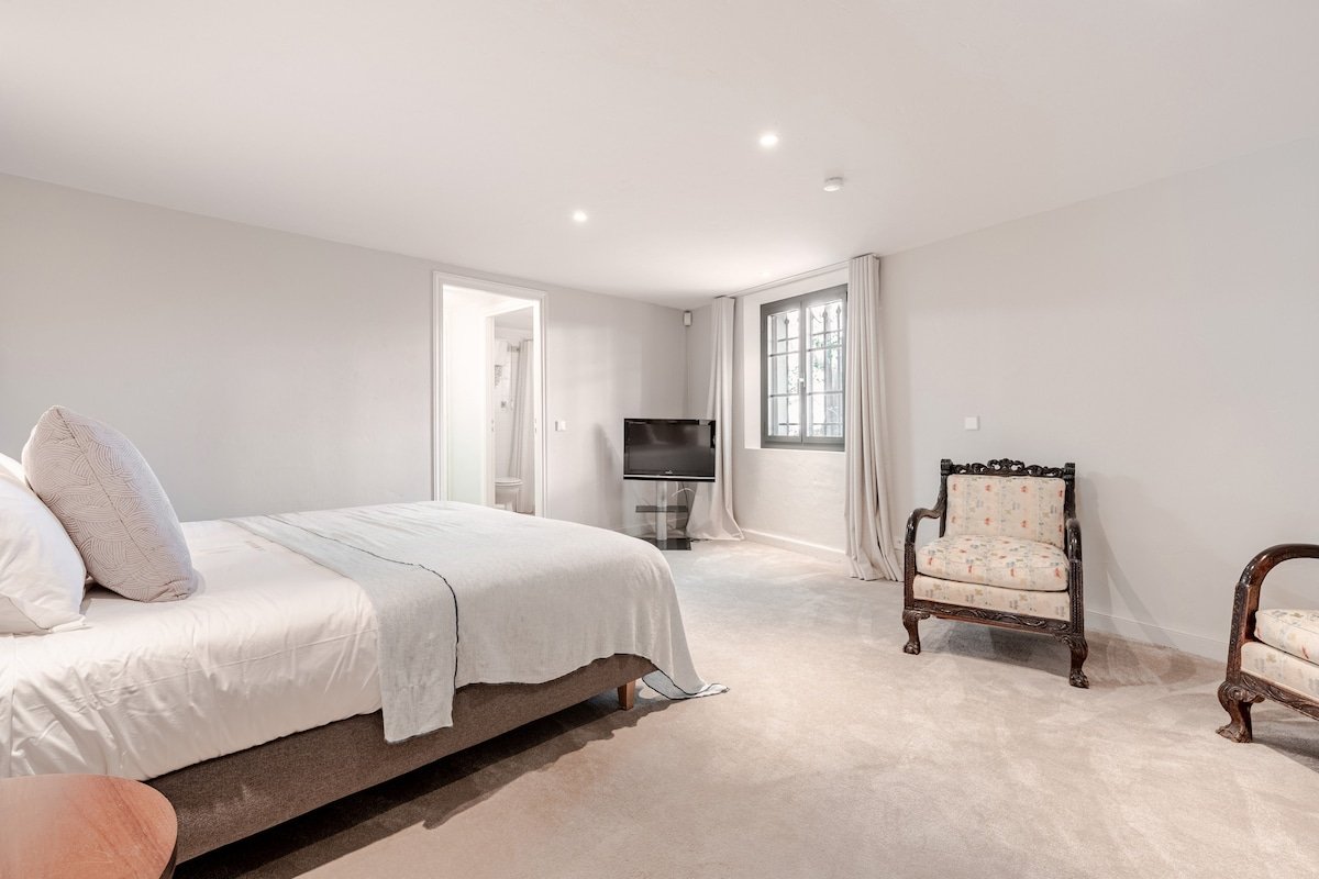 Splendid 11-bedroom property in Mougins gallery image 3