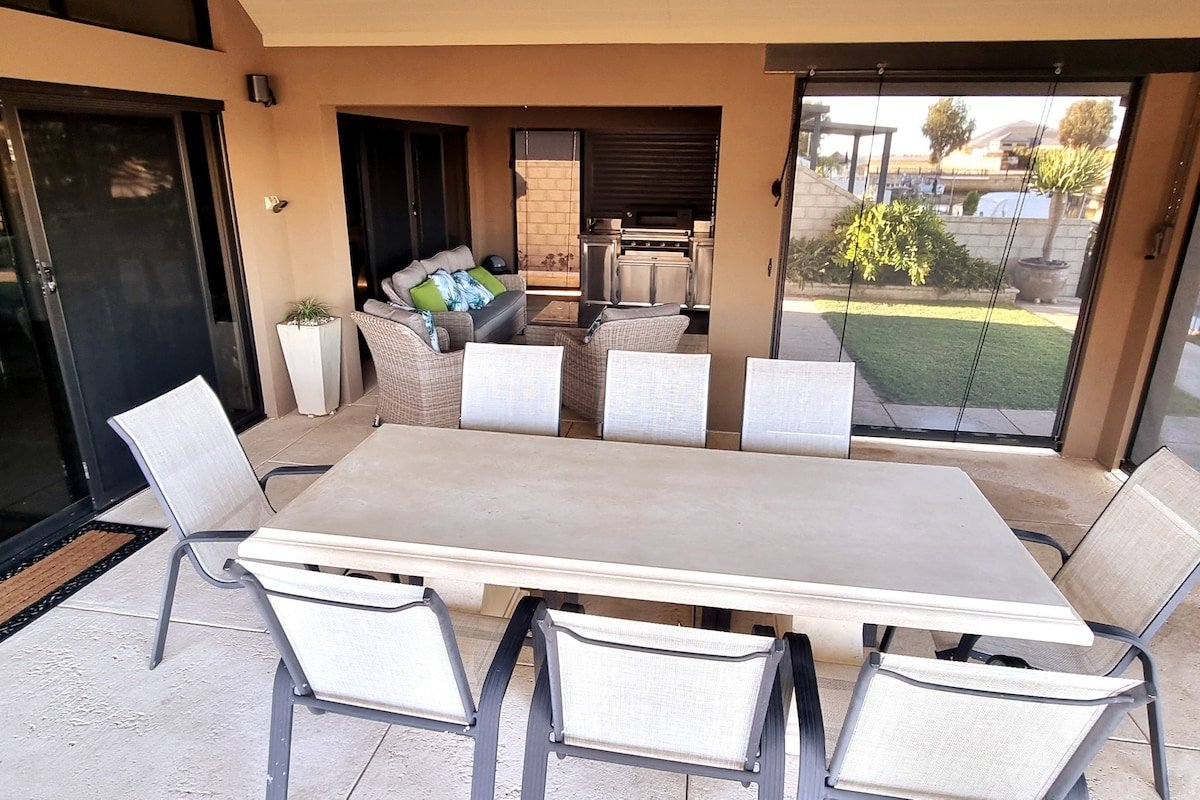 Canalfront Paradise: Luxury Getaway in Dudley Park gallery image 5