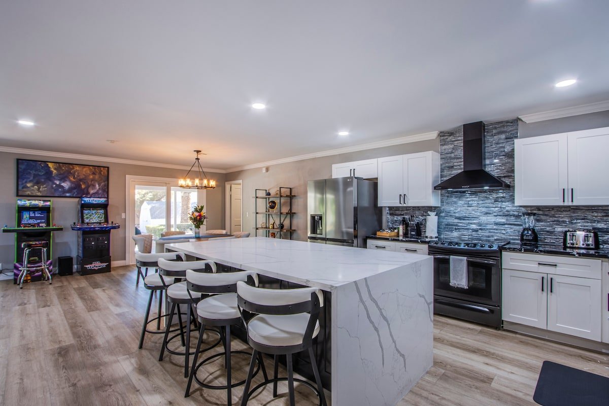 Luxury 4BR Home & Pool 9 Min from Las Vegas Strip gallery image 5