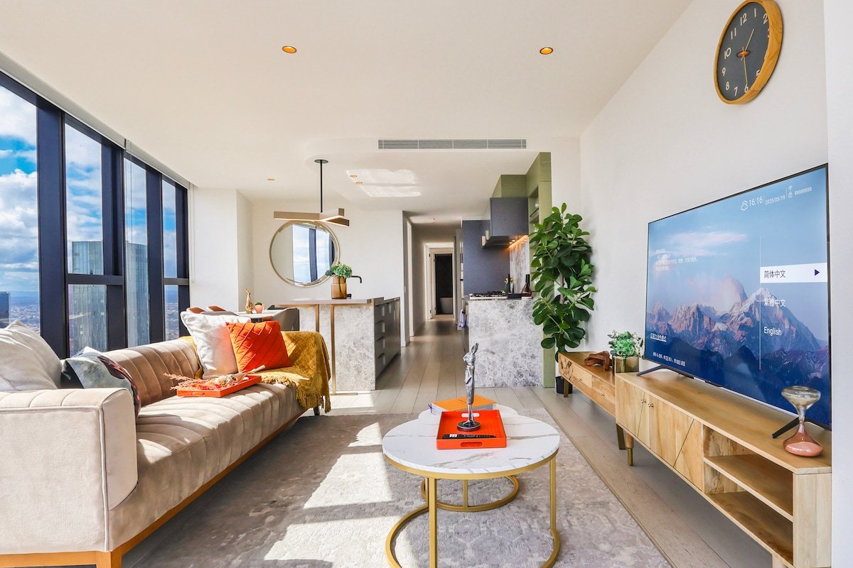 Modern 3-Bed City Escape with Hot Tub in Melbourne gallery image 3