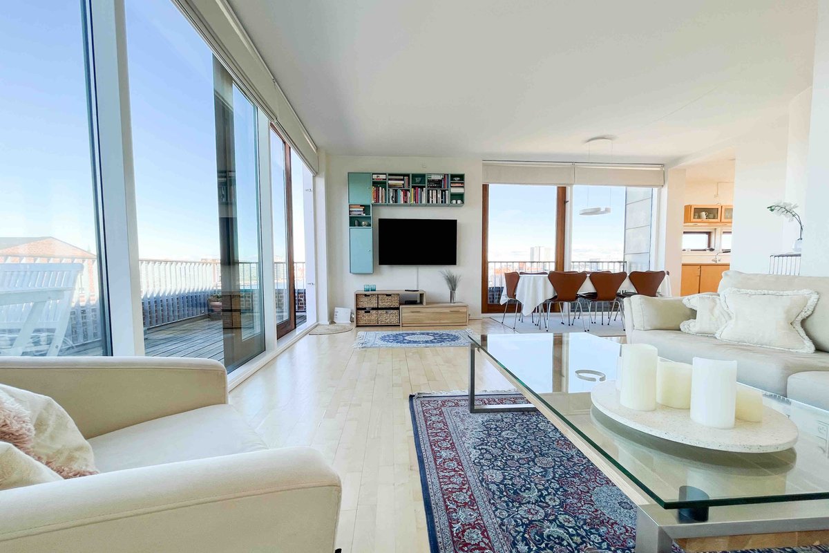 Lovely two bedroom flat with p@noramic views/