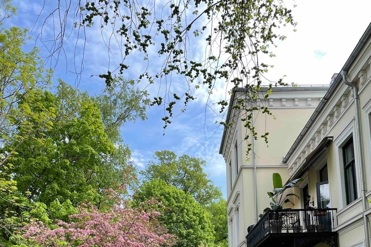 Exclusive historic big 150m2 parkfront in the city gallery image 3