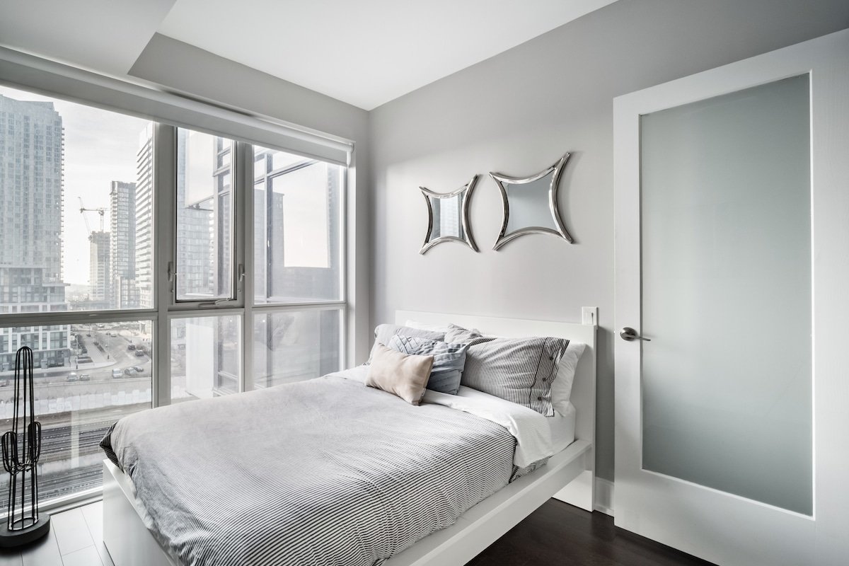 Bright Executive Condo CN Tower View + Gym & Sauna gallery image 5