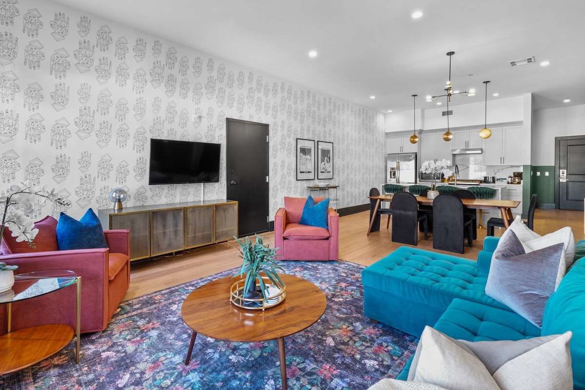 HUGE Downtown 4BD/4BA with 2 Queen Sleeper Sofas! gallery image 4