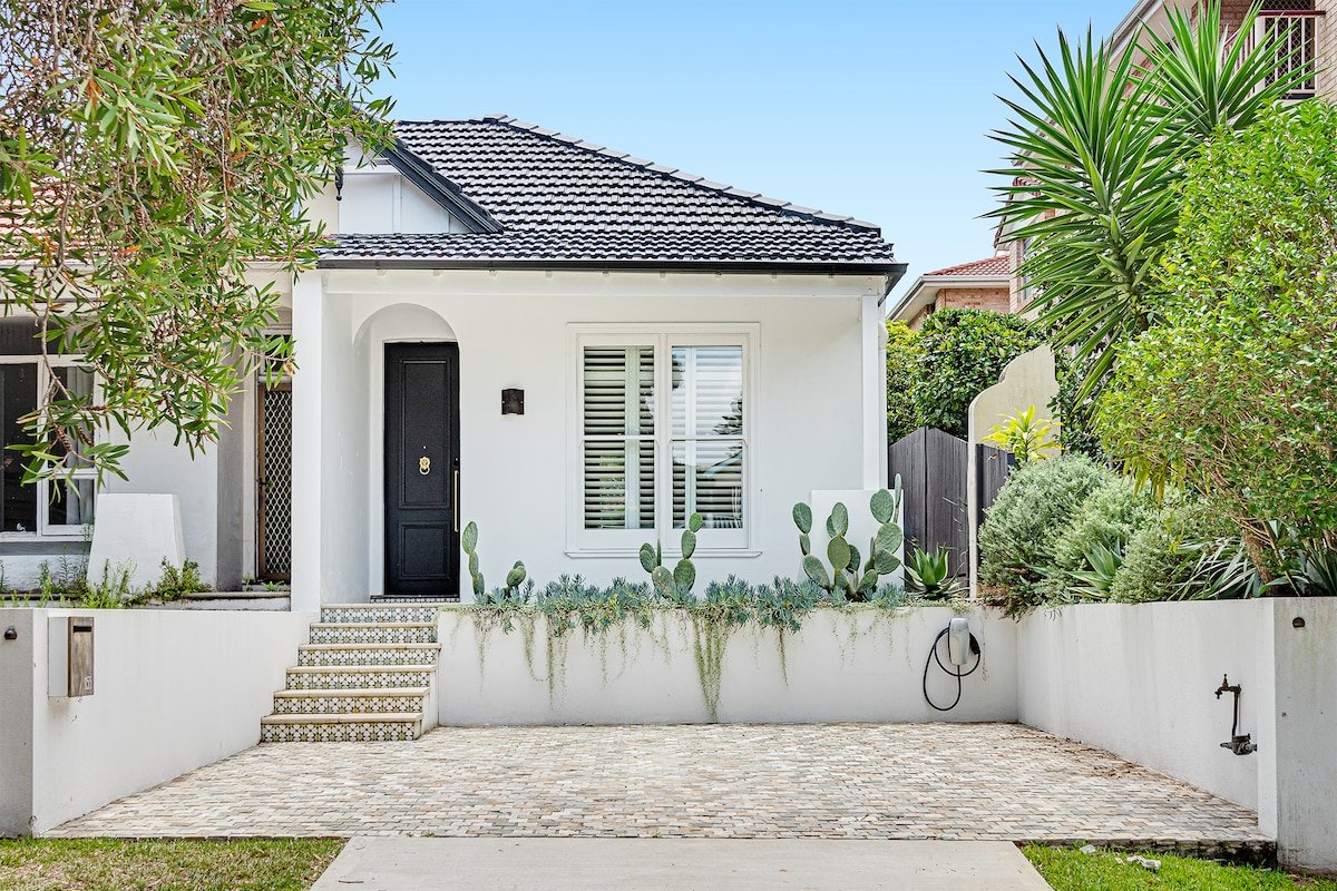 Sauna, parking, outdoor entertaining gallery image 2