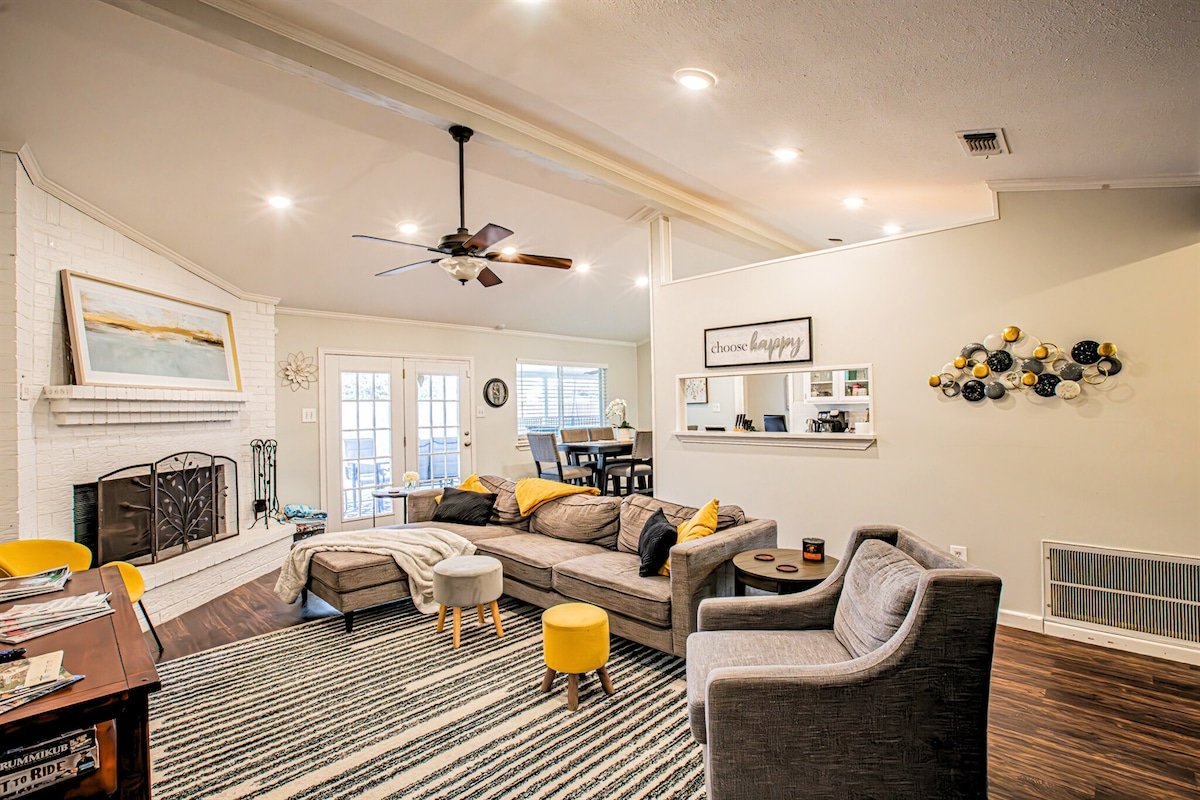 20 Min to Stockyards*King Bed*Hot Tub*Pool*Arcade gallery image 3