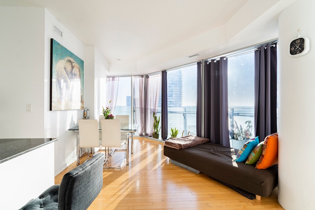 56th Fr DT Toronto, 2 Br/Ba, 5 Mins walk CN tower gallery image 3