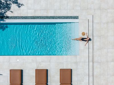 Nuera I: Modern 5BR Villa, 300m from the Beach