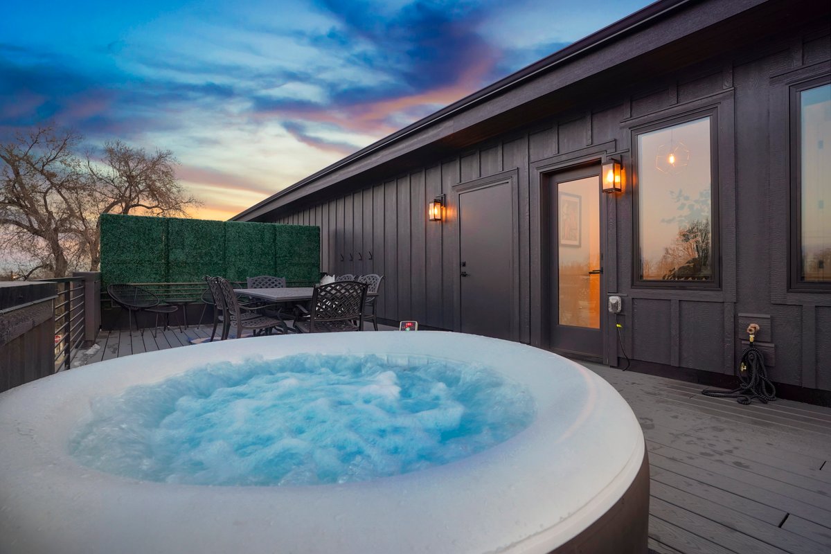 HOT TUB PETS 420 – LoHi BoHo/Chic